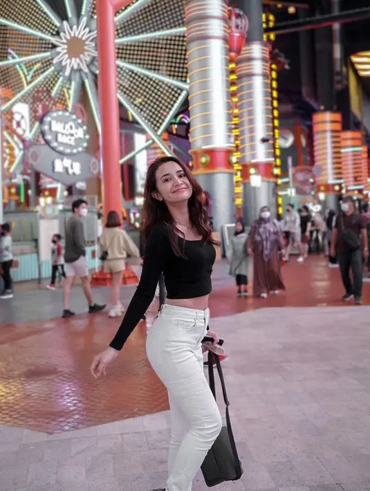 Main ke theme park juga bisa jadi ide menarik ketika kamu liburan. Terlihat Michelle menikmati waktunya bermain di theme park dengan atasan lengan panjang berwarna hitam dipadu dengan celana jeans putih, padu padan simple tapi tetap membuatnya terlihat menarik. Foto: Instagram.