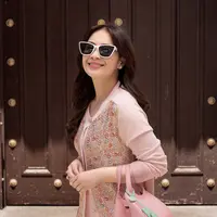 Intip gaya versatile dan timeless ala Nagita Slavina (Buttonscarves)
