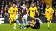 Pemain Sheffield United Cameron Archer (depan kiri) melakukan selebrasi usai mencetak gol ke gawang Sheffield United pada pertandingan sepak bola Liga Inggris di Villa Park, Birmingham, Inggris, Jumat (22/12/2023). (Nick Potts/PA via AP)