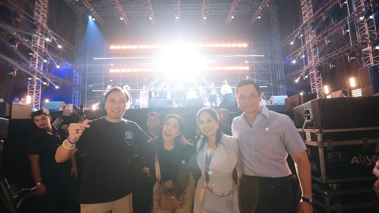 Gaya Serasi Annisa Pohan-AHY dan Aliya Rajasa-Ibas Nonton SBY Manggung di Pestapora 2024, Kedua Mantu Pepo Konsisten Pakai Tas Branded