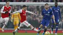 Gelandang Arsenal, Lucas Torreira, berusaha melewati gelandang Chelsea, Mateo Kovacic, pada laga Premier League di Stadion Emirates, London, Minggu (29/12). Arsenal kalah 1-2 dari Chelsea. (AFP/Adrian Dennis)