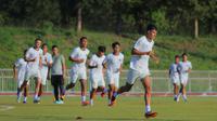 Rafael Struick (depan) menjalani sesi latihan bersama rekan-rekannya di Timnas Indonesia U-22, Minggu (7/12/2025) jelang laga perdana melawan Filipina U-23. (Bola.com/Bagaskara Lazuardi)