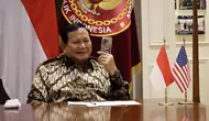 Presiden terpilih 2024-2029, Prabowo Subianto saat menerima telepon dari Menteri Pertahanan AS, Lloyd J. Austin III. (Dok. Istimewa)