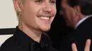 Pose terakhir Justin Bieber saat di Red Carpet Grammy Awards,begitu menggemaskan. Dengan raut wajah tersenyum lebar dan tangan peace nya membuat nya terkesan lebih ‘Baby Face’. (AFP/Bintang.com)