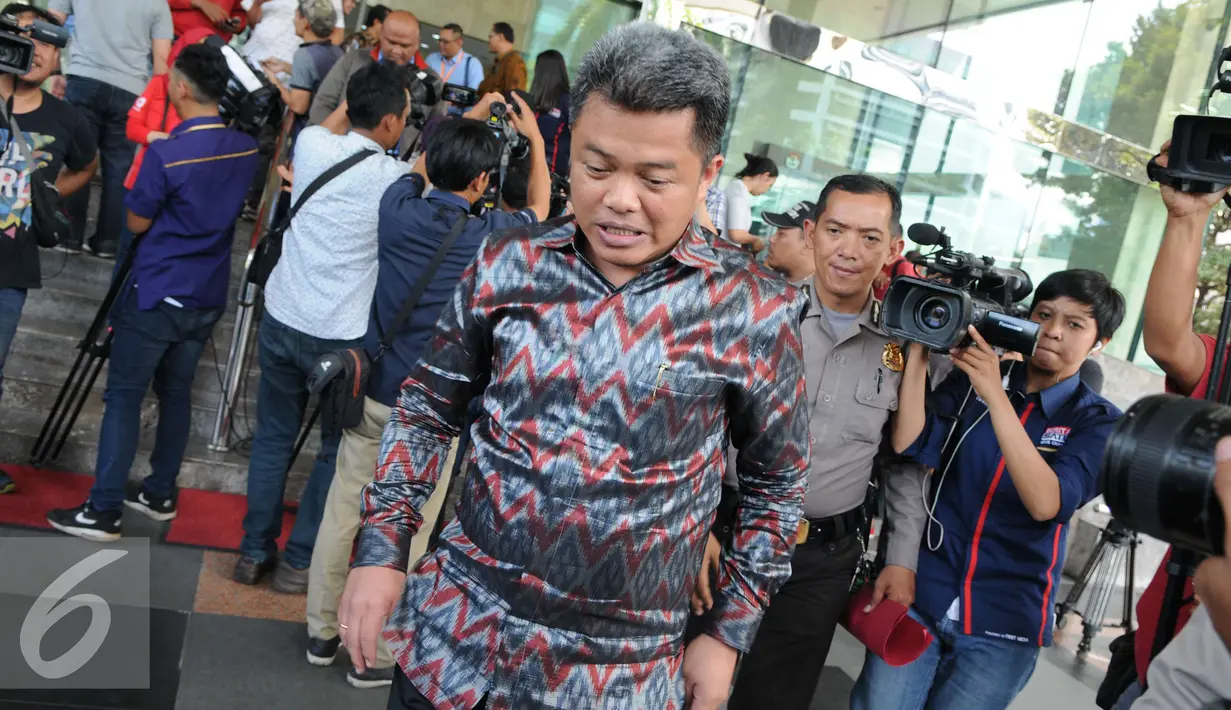 Ketua Komisi Pengawas Persaingan Usaha (KPPU) usai mengikuti pertemuan dengan pimpinan KPK di Jakarta, Selasa (20/12). KPPU bekerjasama dengan KPK untuk menangani korupsi dalam persaingan usaha (Liputan6.com/Helmi Afandi)