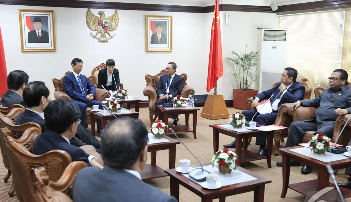 Suasana pertemuan antara MPR RI dengan delegasi Parlemen China, Jakarta, Selasa (9/12/2014). (Liputan6.com/Andrian M Tunay)