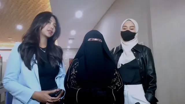 Umi Pipik melaporkan Oklin Fia ke Polisi. (Liputan6.com/ M Altaf Jauhar)