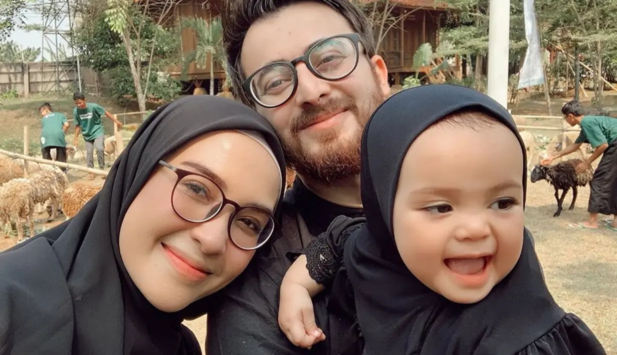Potret kekompakan keluarga kecil Irvan ini kerap dibagikan di akun Instagram keduanya. Walaupun memiliki kesibukan yang berbeda, namun mereka tetap menyempatkan untuk meluangkan waktu bersama-sama. Potretnya terlihat ketika mereka sedang merayakan Idul Adha. (Liputan6.com/IG/@hamidahrachmayanti)