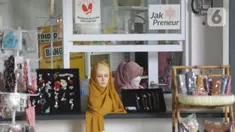 Seorang pelaku usaha mikro, kecil, dan menengah (UMKM) berjaga di dalam kiosnya di kawasan terpadu Stasiun Tebet, Jakarta, Sabtu (6/11/2021). Dinas PPKUKM Provinsi DKI Jakarta menyediakan 72 kios untuk UMKM yang telah bergabung menjadi anggota Jakpreneur.  (Liputan6.com/Herman Zakharia)