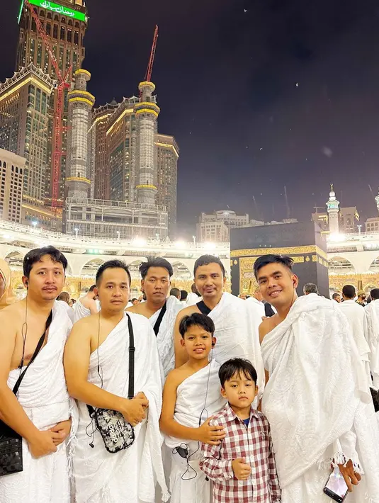 "Alhamdulillah Selesai Menunaikan Umroh Pertama,"  tulis farel.oslo dalam unggahan berlatar belakang Ka'bah.[Instagram/farel.oslo]
