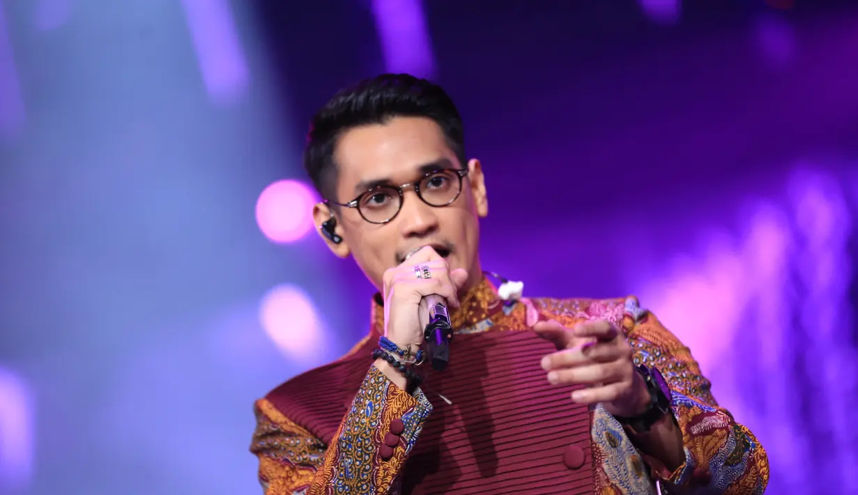Tahun baru, harapan baru. Kalimat tersebut sepertinya sudah melekat di benak setiap orang. Berbeda dengan Afgan Syahreza yang katanya tidak punya target apapun di  2017, namun ia akan segera menikah. (Adrian Putra/Bintang.com)