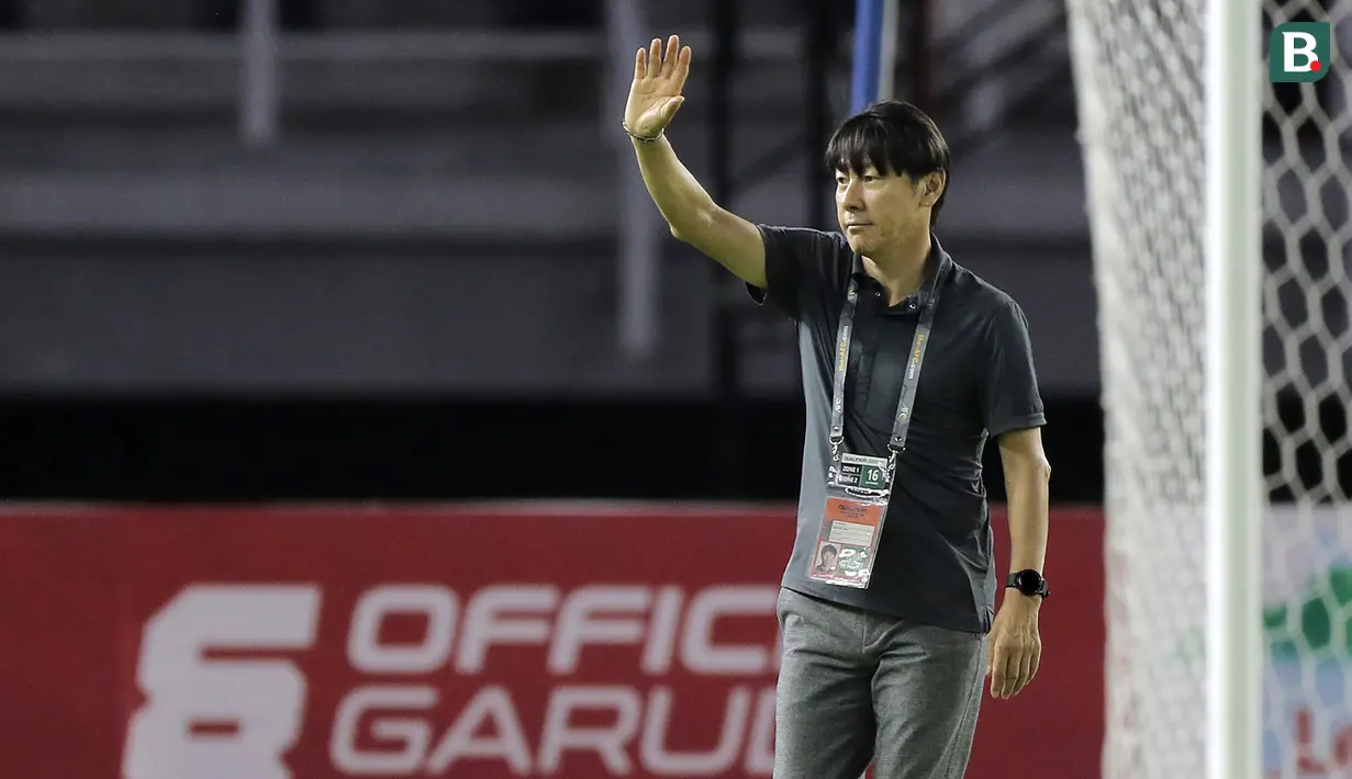 Pelatih Timnas Indonesia U-20 Shin Tae-yong menyempatkan mengecek kondisi lapangan jelang kick-off laga Timnas Indonesia menghadapi Hong Kong pada matchday kedua Grup F Kualifikasi Piala Asia U-20 2023 di Stadion Bung Tomo, Surabaya, Jumat (16/9/2022) malam WIB. (Bola.com/Ikhwan Yanuar)