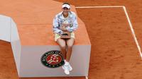 Garbine Muguruza berfoto dengan trofi usai kalahkan Serena Williams pada Final pada final Roland Garros 2016 Prancis Terbuka di Paris (4/6/2016). (Reuters/Gonzalo Fuentes)