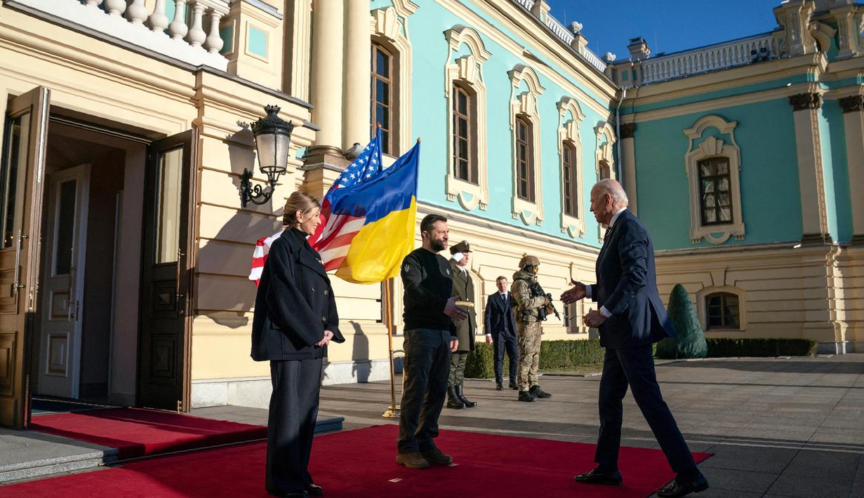 Presiden Joe Biden (kanan) disambut oleh Presiden Ukraina Volodymyr Zelensky dan istrinya Olena, ketika tiba di Istana Mariinsky, Kyiv, Ukraina pada tanggal 20 Februari 2023. - Presiden AS Joe Biden menjanjikan peningkatan pengiriman senjata untuk Ukraina selama kunjungan mendadak ke Kyiv pada 20 Februari 2023, di mana ia juga menjanjikan komitmen Washington dalam membela integritas teritorial Ukraina. (Evan Vucci/POOL/AFP)