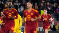 Pemain AS Roma Andrea Belotti (kanan) mencetak gol ke gawang Sheriff pada pertandingan sepak bola Grup G Liga Europa di Stadion Olimpiade, Roma, Italia, Kamis (14/12/2023). AS Roma menang 3-0. (AP Photo/Andrew Medichini)
