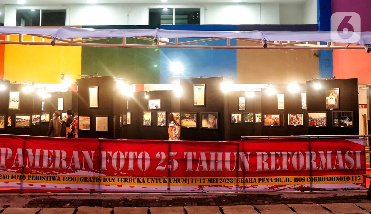 Pameran foto tersebut berlangsung di Graha Pena 98, mulai dari area parkir hingga ke dalam. (Liputan6.com/Angga Yuniar)