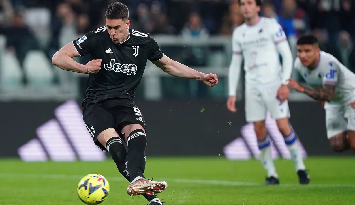 Pemain Juventus Dusan Vlahovic melakukan tendangan penalti saat melawan Sampdoria pada pertandingan sepak bola Serie A Liga Italia di Juventus Stadium, Turin, Italia, 12 Maret 2023. Juventus mengalahkan Sampdoria dengan skor 4-2. (Spada/LaPresse via AP)