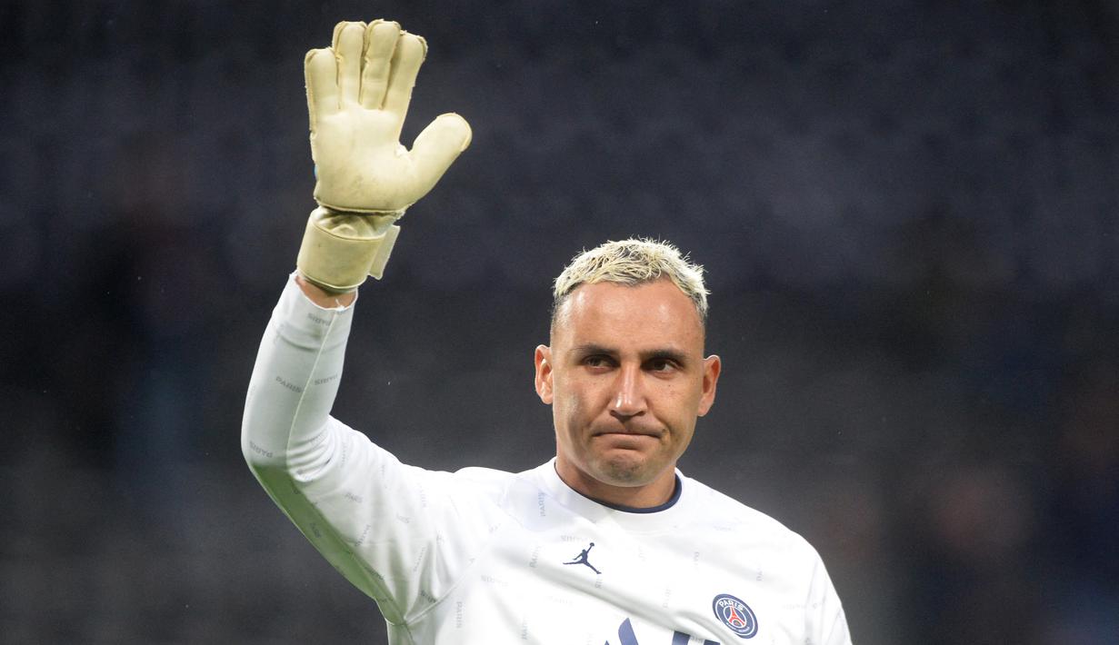 Keylor Navas tidak lagi menjadi pilihan utama di PSG. Sebab, pelatih Christophe Galtier memilih Gianluigi Donnarumma menjadi kiper nomor satu di bawah mistar untuk musim ini. Secara pengalaman, mental dan gelar tak diragukan lagi. Pemain 35 tahun asal Kostarika tersebut layak menggantikan De Gea dalam jangka pendek. (AFP/Jean-Francois Monier)