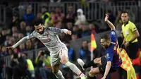 Gelandang Liverpool, Mohamed Salah saat melewati Jordi Alba pada leg 1, babak semifinal Liga Champions yang berlangsung di Stadion Camp Nou, Barcelona, Kamis (2/5). Barcelona menang 3-0 atas Liverpool. (AFP/