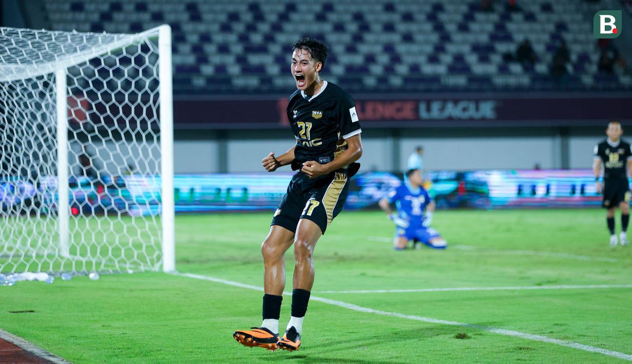 Pemain Dewa United, Rafael Struick, melakukan selebrasi setelah mencetak gol ke gawang Shan United pada matchday ketiga Grup E AFC Challange League 2025-2026 di Stadion Indomilk Arena, Tangerang, Sabtu (01/11/2025) malam WIB. (Bola.com/M Iqbal Ichsan)