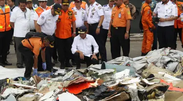Menteri Perhubungan, Budi Karya Sumadi (jongkok) melihat barang yang diduga milik penumpang pesawat Lion Air JT 610 di Pelabuhan JICT 2, Jakarta, Selasa (30/10). Sejumlah barang ditemukan petugas dalam operasi pencarian. (Liputan6.com/Helmi Fithriansyah)