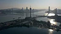 Foto yang diambil pada 18 Januari 2023 ini menunjukkan pemandangan udara Macau Tower (tengah) di kawasan Macau, China selatan. (PETER PARKS / AFP)
