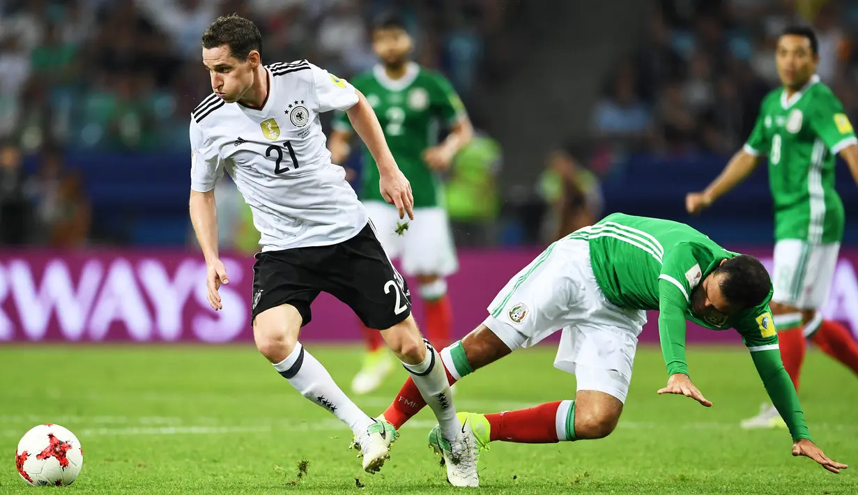 Striker Jerman, Sebastian Rudy, melewati bek Mexico, Rafael Marquez, pada laga semifinal Piala Konfederasi di Stadion Fisht, Sochi, Kamis (29/6/2017). Jerman menang 4-1 atas Mexico. (EPA/Peter Powell)