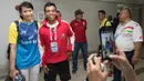 Meski sudah lelah habis bertanding, Yolla Yuliana tetap sabar menyapa para fans yang menunggunya untuk foto bareng. (Bola.com/Vitalis Yogi Trisna)