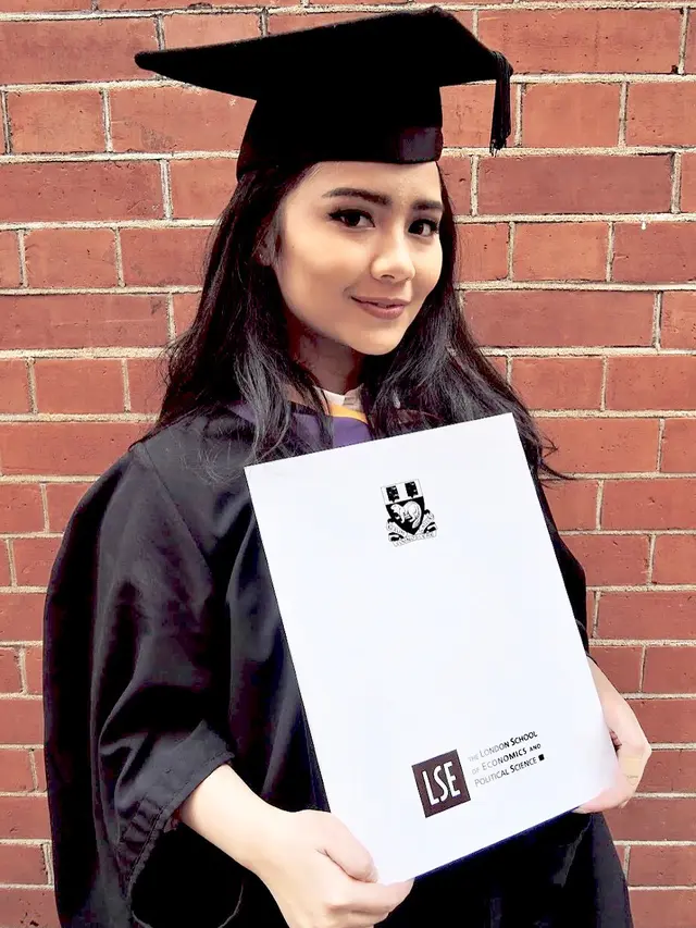 [Bintang] Cantik Menawan, Ini 8 Gaya Artis Indonesia Saat Wisuda