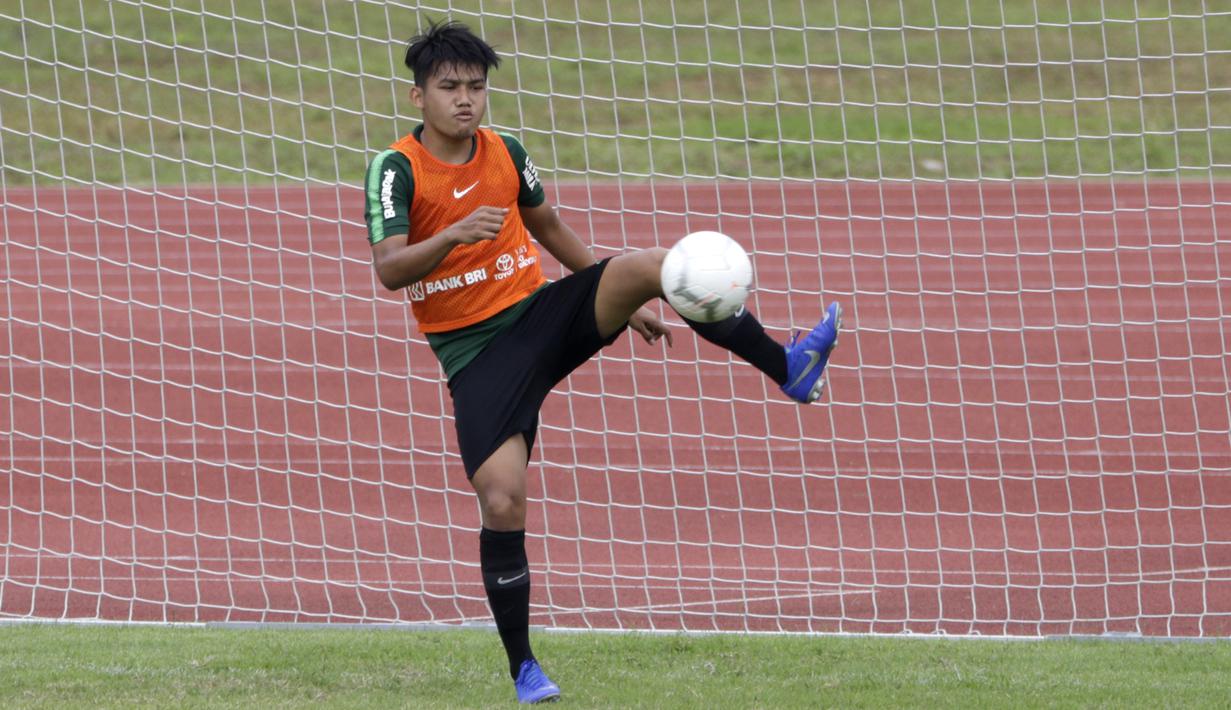 Pemain Timnas Indonesia U-22, Witan Sulaeman, menahan bola saat latihan di Stadion Madya, Jakarta, Jumat (18/1). Latihan ini merupakan persiapan jelang Piala AFF U-22. (Bola.com/Yoppy Renato)