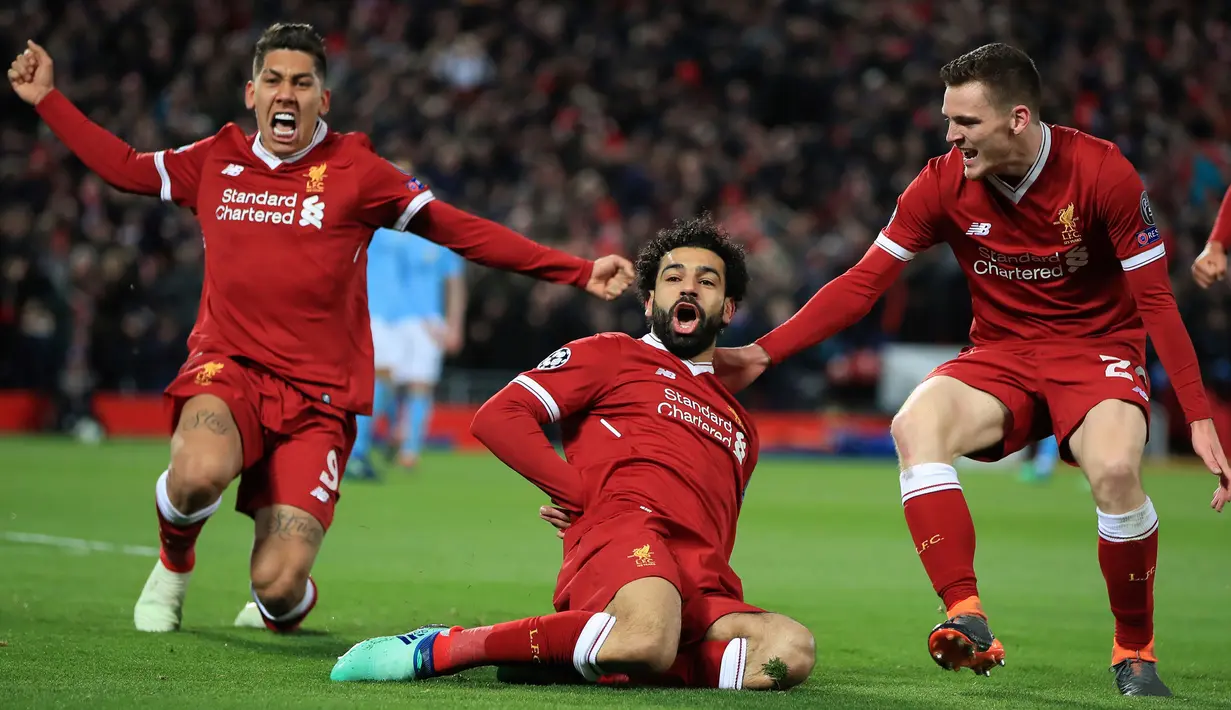 Penyerang Liverpool Mohamed Salah (tengah) merayakan gol pertama untuk timnya saat melawan Manchester City dalam pertandingan Liga Champions di Anfield, Liverpool (4/4). Salah sumbang satu gol untuk Liverpool. (Peter Byrne/PA via AP)