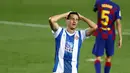 Pemain Espanyol, Bernardo Espinosa, tampak lesu usai ditaklukkan Barcelona pada laga La Liga di Stadion Camp Nou, Rabu (8/7/2020). Espanyol dipastikan degradasi karena baru meraih 24 poin dan berada di dasar klasemen La Liga. (AP/Joan Monfort)