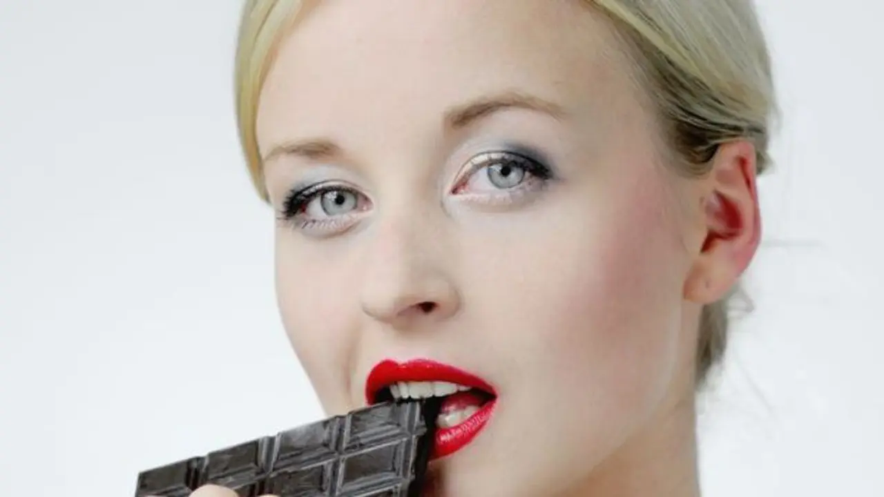 Makan cokelat. Foto: Mirror