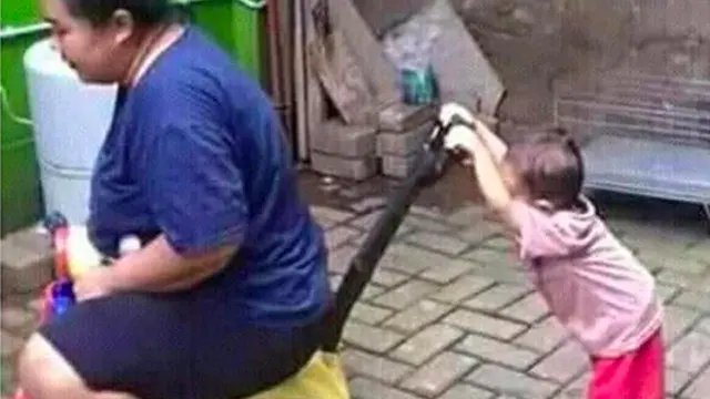 6 Potret Nyeleneh Emak-Emak Saat Asuh Anak Ini Bikin Geleng Kepala
