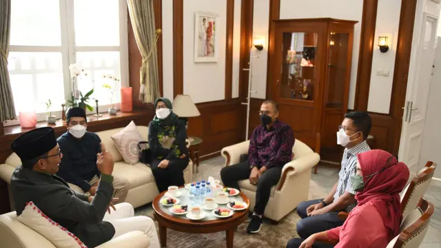 Pengurus Forum Pemimpin Redaksi Indonesia (Forum Pemred) bertemu dengan Gubernur Jawa Barat Ridwan Kamil. Kunjungan tersebut sekaligus menyampaikan ucapan duka cita atas meninggalnya Emmeril Kahn Mumtadz atau Eril. (Istimewa)