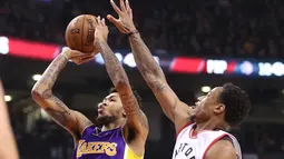 Pemain Lakers, Brandon Ingram (kiri) melakukan tembakan saat diganggu pemain Toronto Raptors, DeMar DeRozan (kanan) pada laga NBA di Air Canada Centre, (2/12/2016). Raptors Menang 113-80. (Reuters/Tom Szczerbowski-USA TODAY Sports)