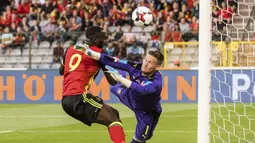 Pmeian Belgia, Romelu Lukaku (kiri) berebut bola dengan kiper Republik Ceko, Tomas Vaclik pada laga persahabatan di King Baudouin stadium, Brussels, (5/6/2017). (AP/Geert Vanden Wijngaert)