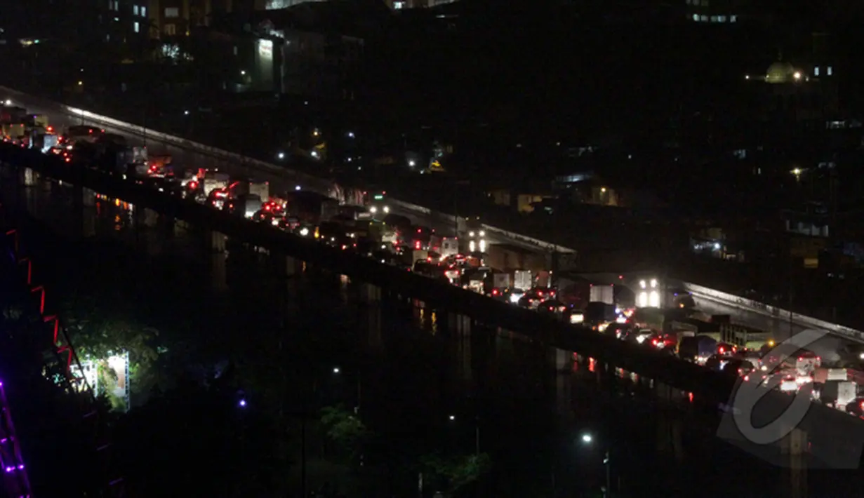 Sejumlah kendaraan terjebak kemacetan panjang di Jalan Tol Pelabuhan arah Tanjung Priok, Jakarta, Senin (9/2/2015). (Liputan6.com/Faizal Fanani)
