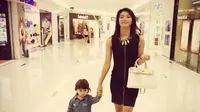 Irena Justine dan anak, Arjuna. (Instagram - @irena_justine)
