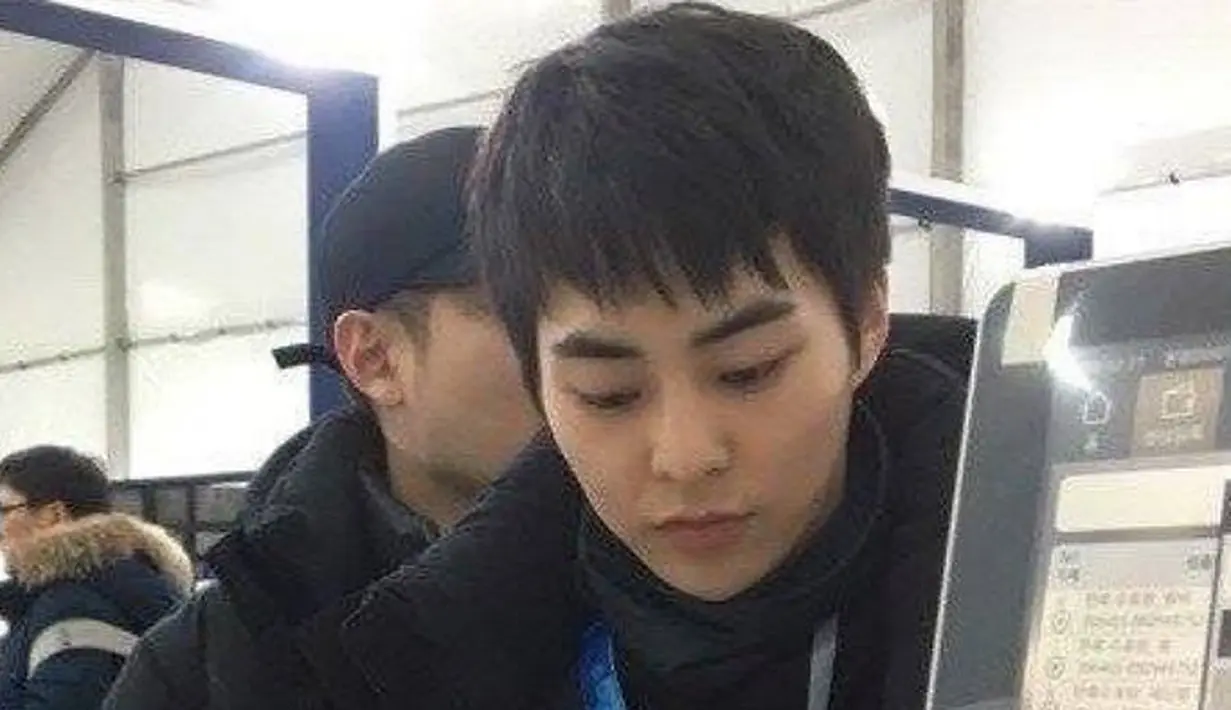Seorang sumber mengatakan jika Xiumin terus tersenyum dan gembira saat berbelanja. (Foto: Soompi.com)