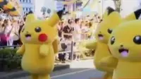 Ribuan orang memadati pinggir jalan untuk menonton Pikachu berjoget dalam pawai.