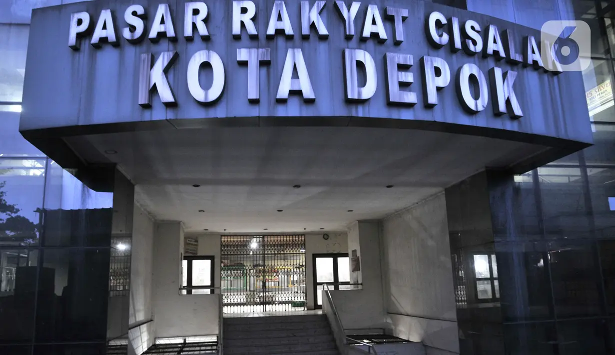 Suasana Pasar Cisalak yang ditutup sementara di Depok, Minggu (31/5/2020). Gugus Tugas Percepatan Penanganan Covid-19 Kota Depok menutup sementara Pasar Cisalak mulai 30 Mei hingga 1 Juni setelah empat orang pedagang dinyatakan positif Covid-19 berdasarkan hasil tes swab. (merdeka.com/Iqbal Nugroho)