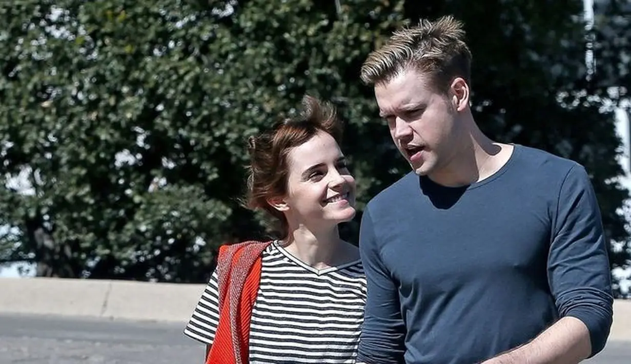 Emma Watson sendiri termasuk pribadi yang enggan untuk memamerkan kemesraan atau hubungan percintaannya di depan publik. (Cosmopolitan)