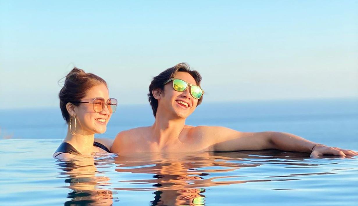 Potret Mesra Caesar Hito dan Felicya Angelista di Kolam ...