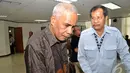 Terdakwa kasus dugaan suap proyek rekonstruksi tanggul laut, Kabupaten Biak Numfor, Papua, Yesaya Sombuk di Pengadilan Tipikor, Jakarta, Senin (13/10/2014) (Liputan6.com/Miftahul Hayat)