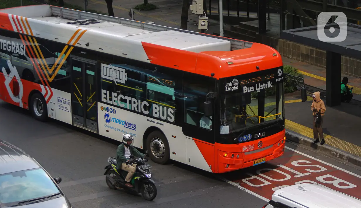 Warga bisa menggunakan transportasi umum, seperti Transjakarta, MRT hingga LRT Jakarta dengan tarif hanya Rp1. (Liputan6.com/Angga Yuniar)
