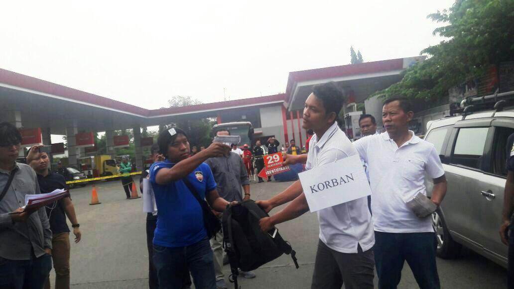 Reka ulang kasus perampokan dan pembunuhan terhadap Davidson Tantono (30) di SPBU Daan Mogot, Jakarta Barat. (Liputan6.com/Nanda Perdana Putra)