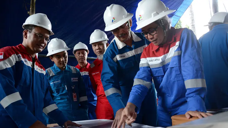 Direktur utama Pertamina Dwi Soetjipto (kanan) dan Senior Vice Presiden Exsploration Pertamina Doddy Priambodo (kedua kanan) melihat alat penerima getaran (geophone) untuk tes parameter survey seismik 2D di Lapangan Pertamina Asset 5 Bunyu Field, Bunyu, K