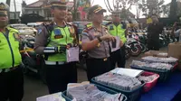 Ratusan barang bukti STNK dan SIM milik pengguna kendaraan, hasil operazi zebra (Liputan6.com/Jayadi Supriadin)