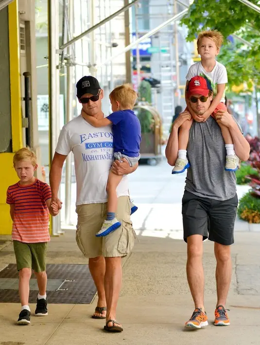 Simon Hall dan Matthew Bomer miliki 3 anak kandung bersama yang sama-sama dilahirkan dari satu rahim ibu pengganti. (zimbio.com)